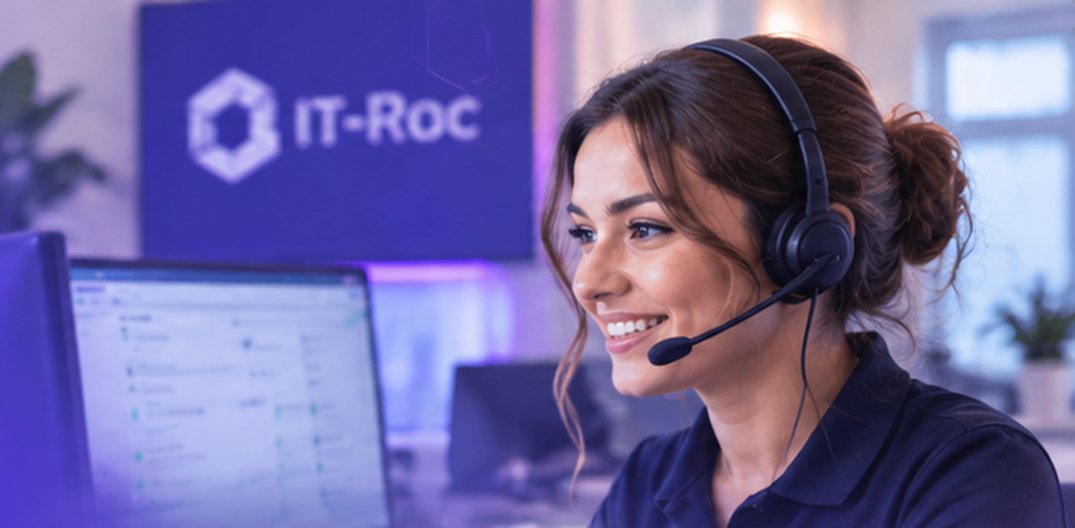 IT-Roc-Support-Mitarbeiterin mit Headset an ihrem Arbeitsplatz